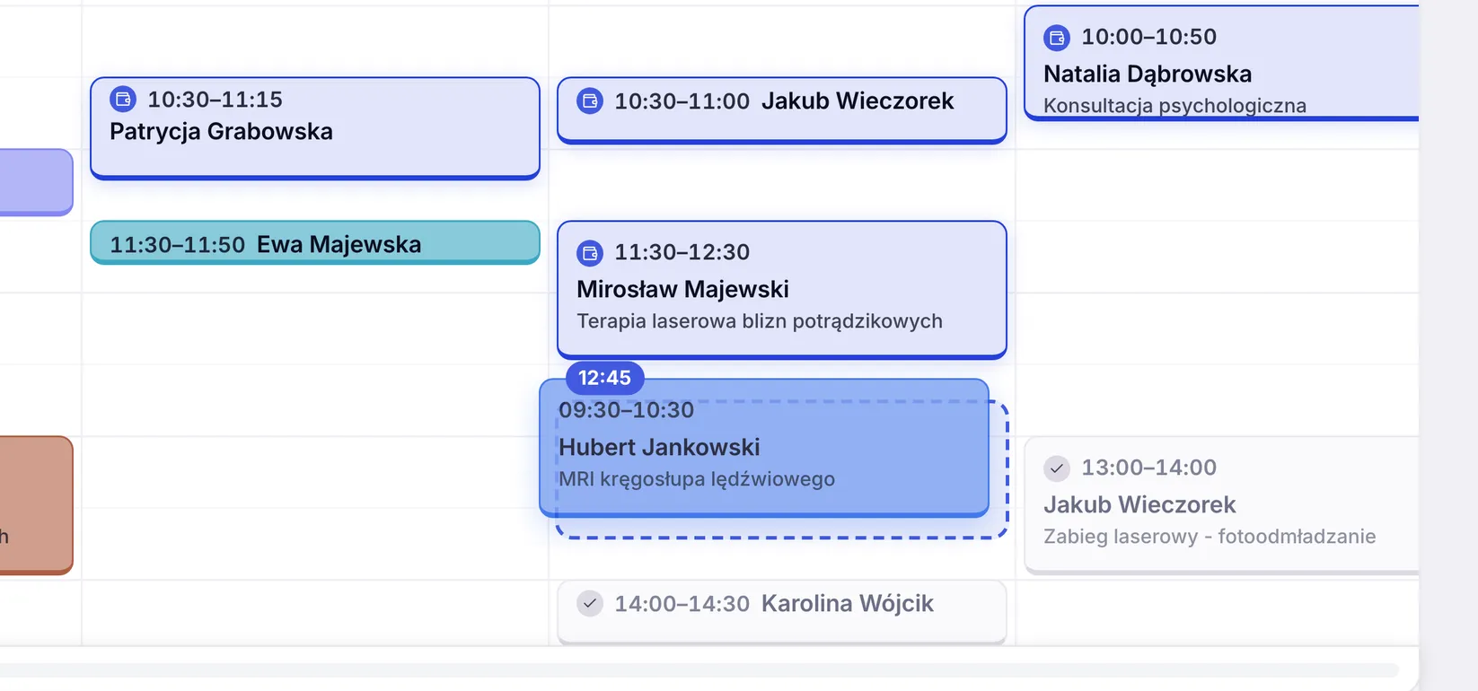 Przeciąganie wizyty w kalendarzu ZenMed do kolumny innego specjalisty, z plakietką nowej godziny